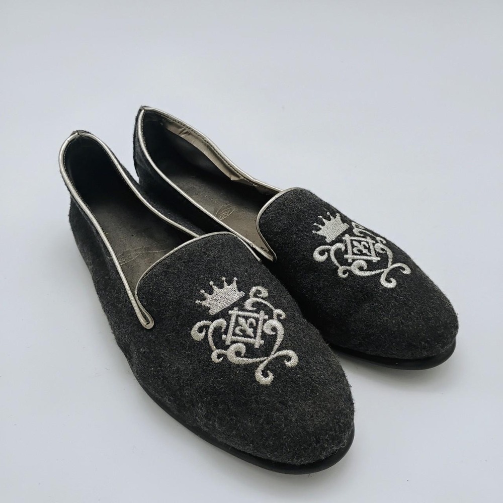 Aerosoles Women's Grey Silver Suede Flat Slippers Embroidered Crest Shoe Size 8